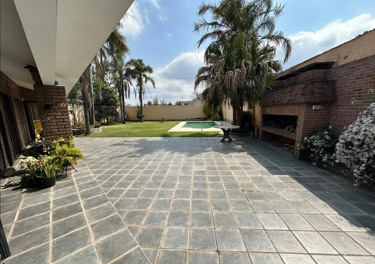 Casa con pileta en Barrio Los Plátanos