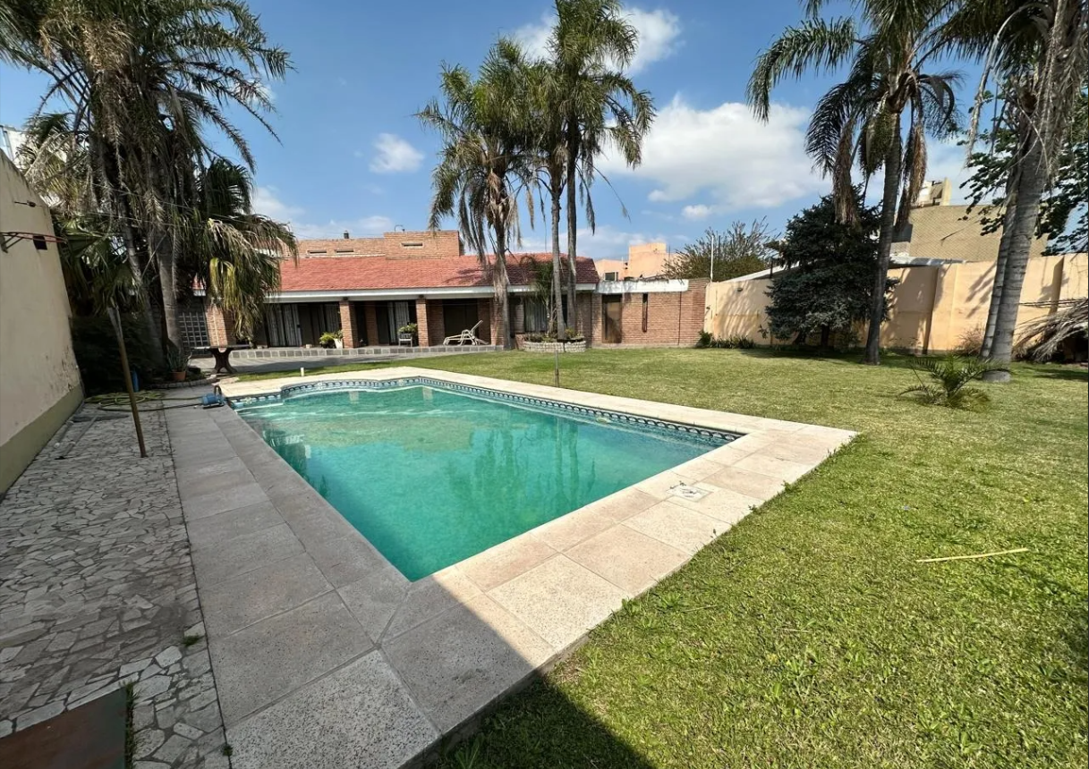 Casa con pileta en Barrio Los Plátanos