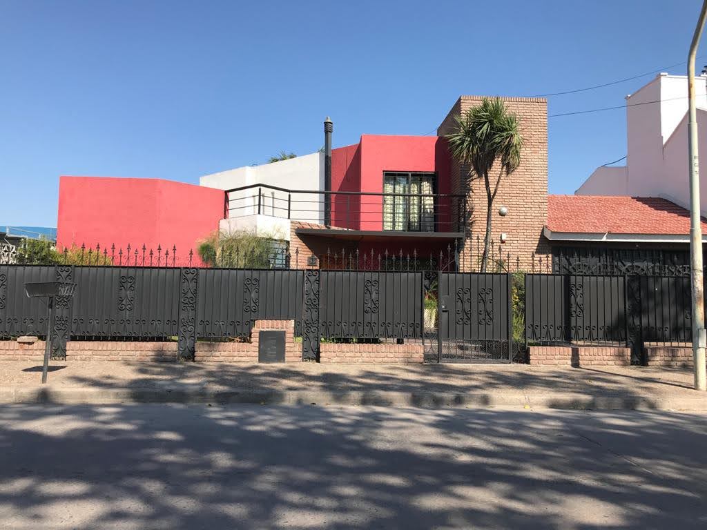 Casa con pileta en Barrio Los Plátanos