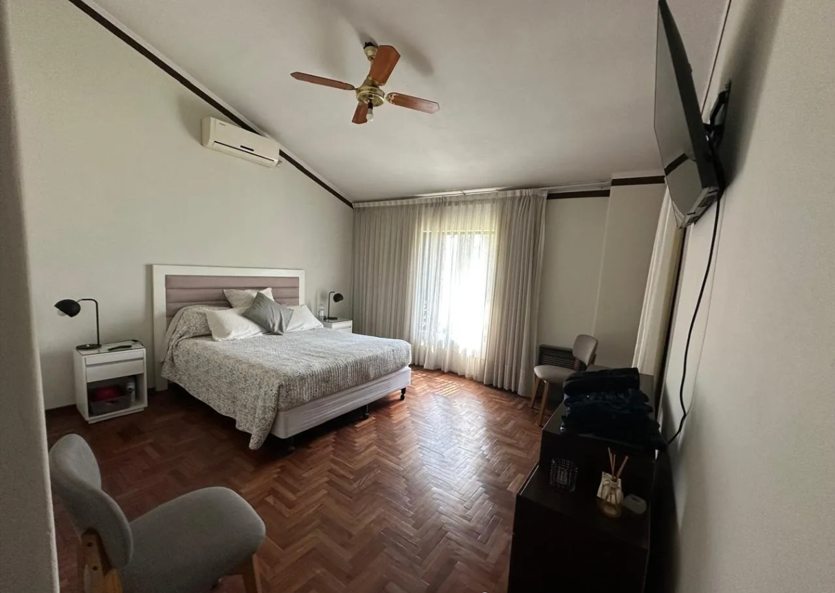 Casa con pileta en Barrio Los Plátanos